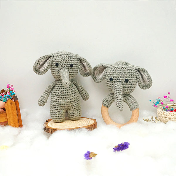 Handgefertigt: sensorisches Elefanten-Duo aus Baumwollstrick. Spannendes Entdecken für die Kleinen