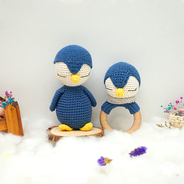 Handgefertigt: sensorisches Pinguin-Duo aus Baumwollstrick. Spannendes Entdecken für die Kleinen