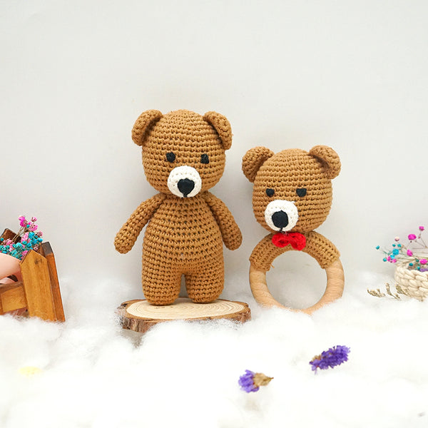 Handgefertigt: Sensory Bear Duo aus Baumwollstrick. Spannendes Entdecken für die Kleinen